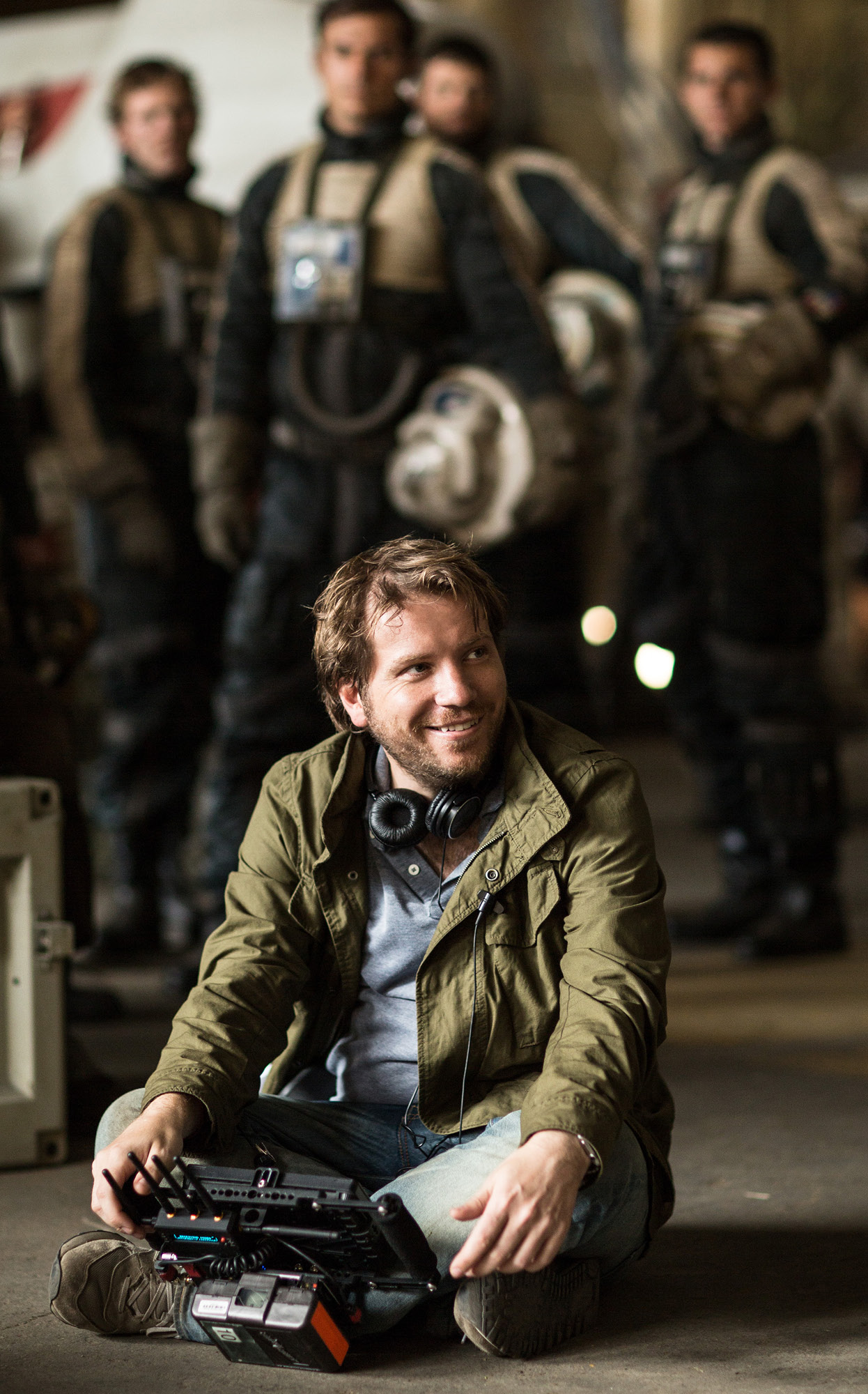 Rogue One: A Star Wars Story  Director Gareth Edwards on set during production.  Ph: Jonathan Olley  © 2016 Lucasfilm Ltd. All Rights Reserved. Rogue One: A Star Wars Story  Director Gareth Edwards on set during production.  Ph: Jonathan Olley  © 2016 Lucasfilm Ltd. All Rights Reserved.