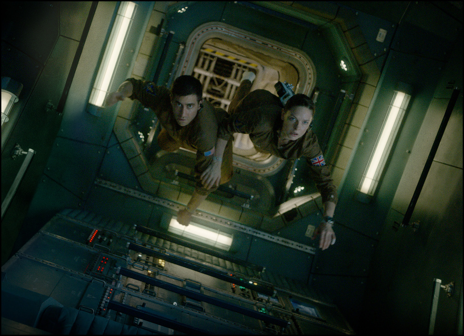 David Jordan (Jake Gyllenhaal) and Miranda North (Rebecca Ferguson) in Columbia Pictures' LIFE.